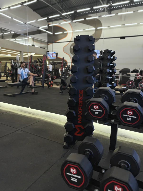 Torre de halteres Max Force instalada em academia de cliente